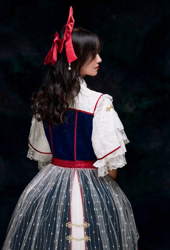 影棚内角色扮演白雪公主的少女洛丽塔图片