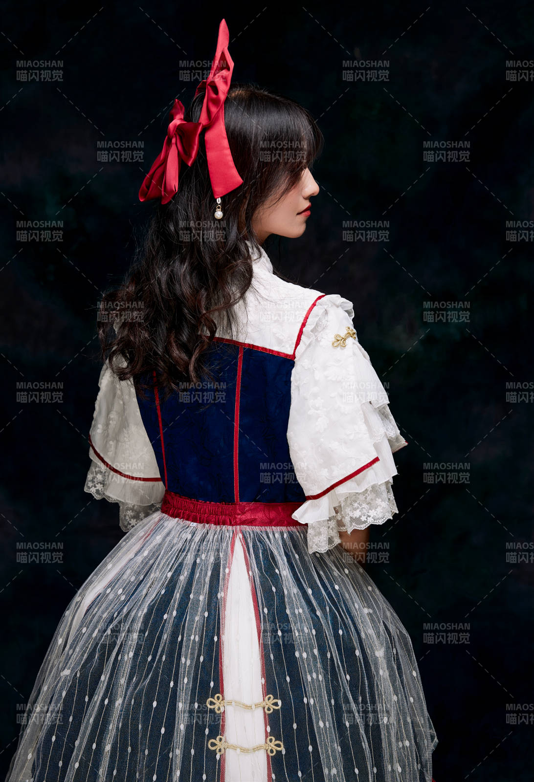 影棚内角色扮演白雪公主的少女洛丽塔图片