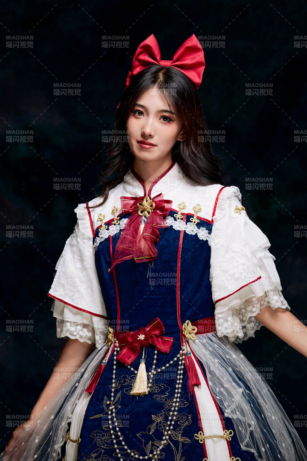 影棚内角色扮演白雪公主的少女洛丽塔图片