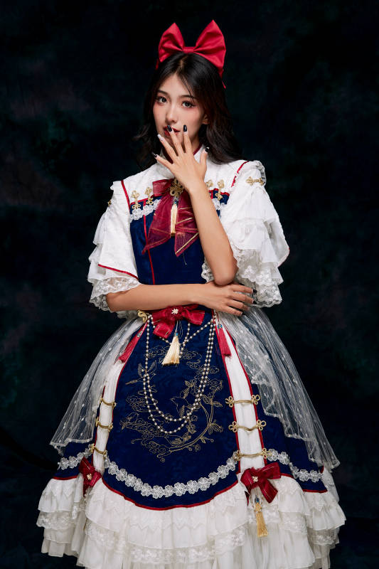 影棚内角色扮演白雪公主的少女洛丽塔图片