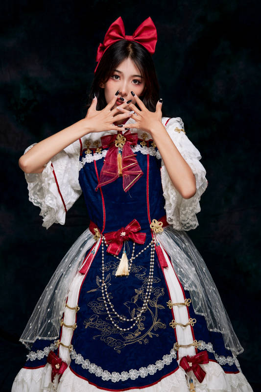 影棚内角色扮演白雪公主的少女洛丽塔图片