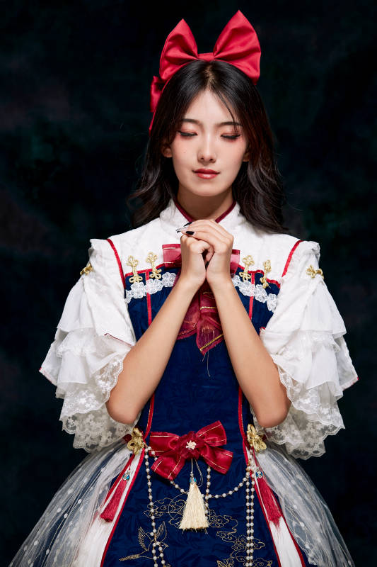 影棚内角色扮演白雪公主的少女洛丽塔图片