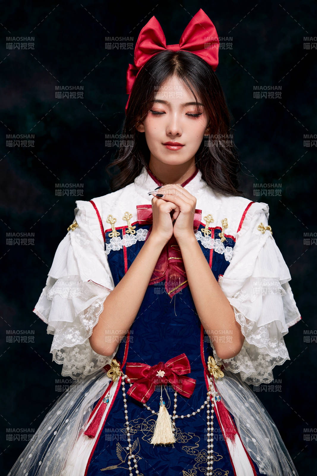 影棚内角色扮演白雪公主的少女洛丽塔图片