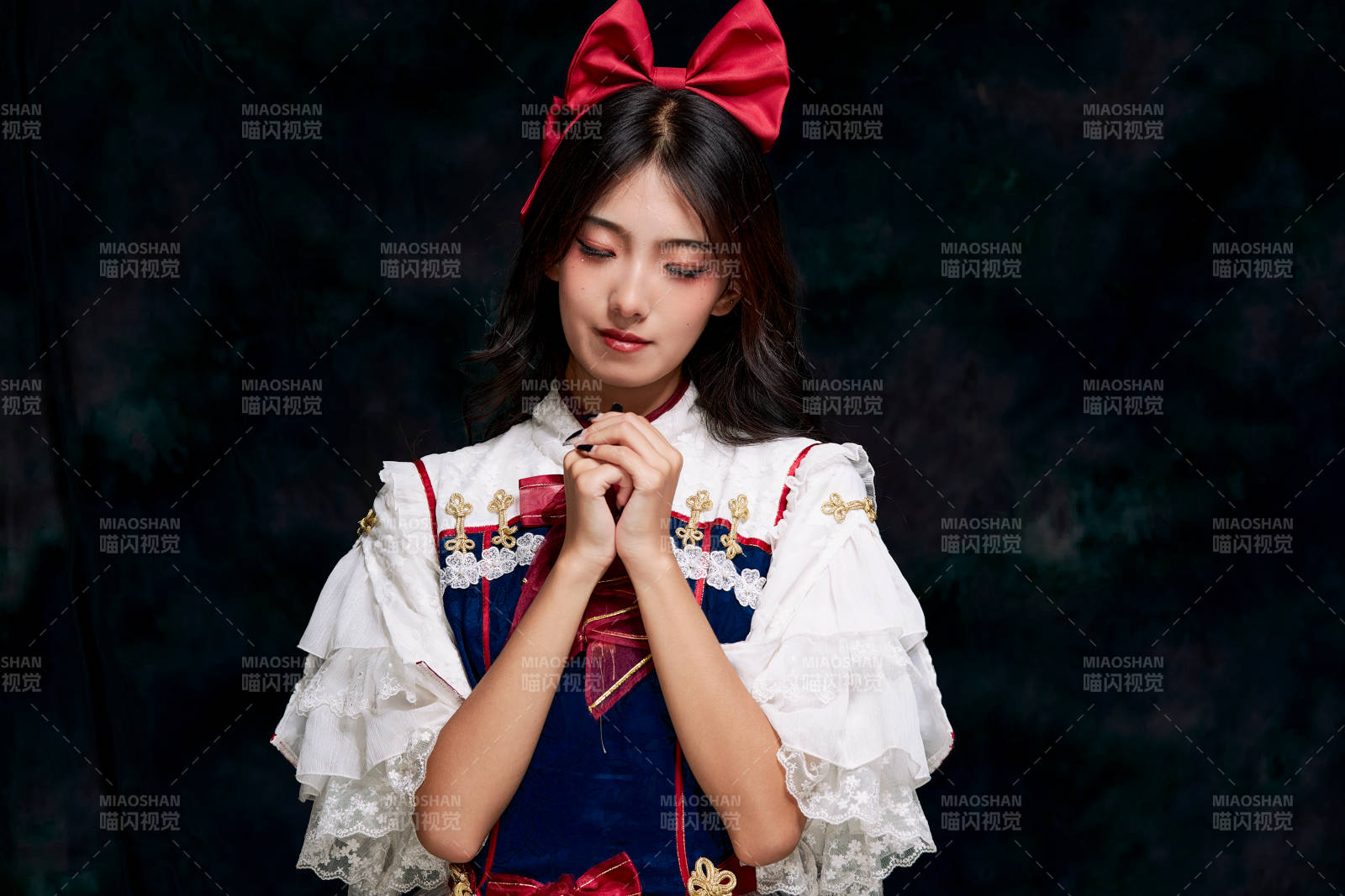 影棚内角色扮演白雪公主的少女洛丽塔图片