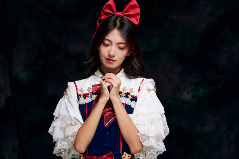 影棚内角色扮演白雪公主的少女洛丽塔图片