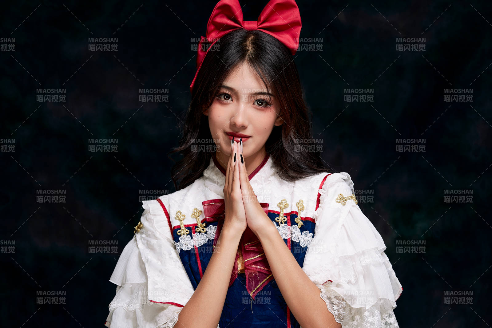 影棚内角色扮演白雪公主的少女洛丽塔图片