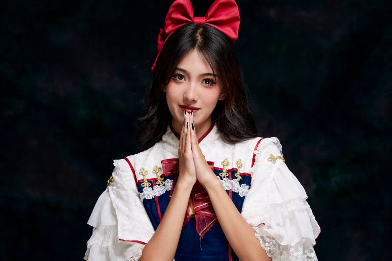 影棚内角色扮演白雪公主的少女洛丽塔图片