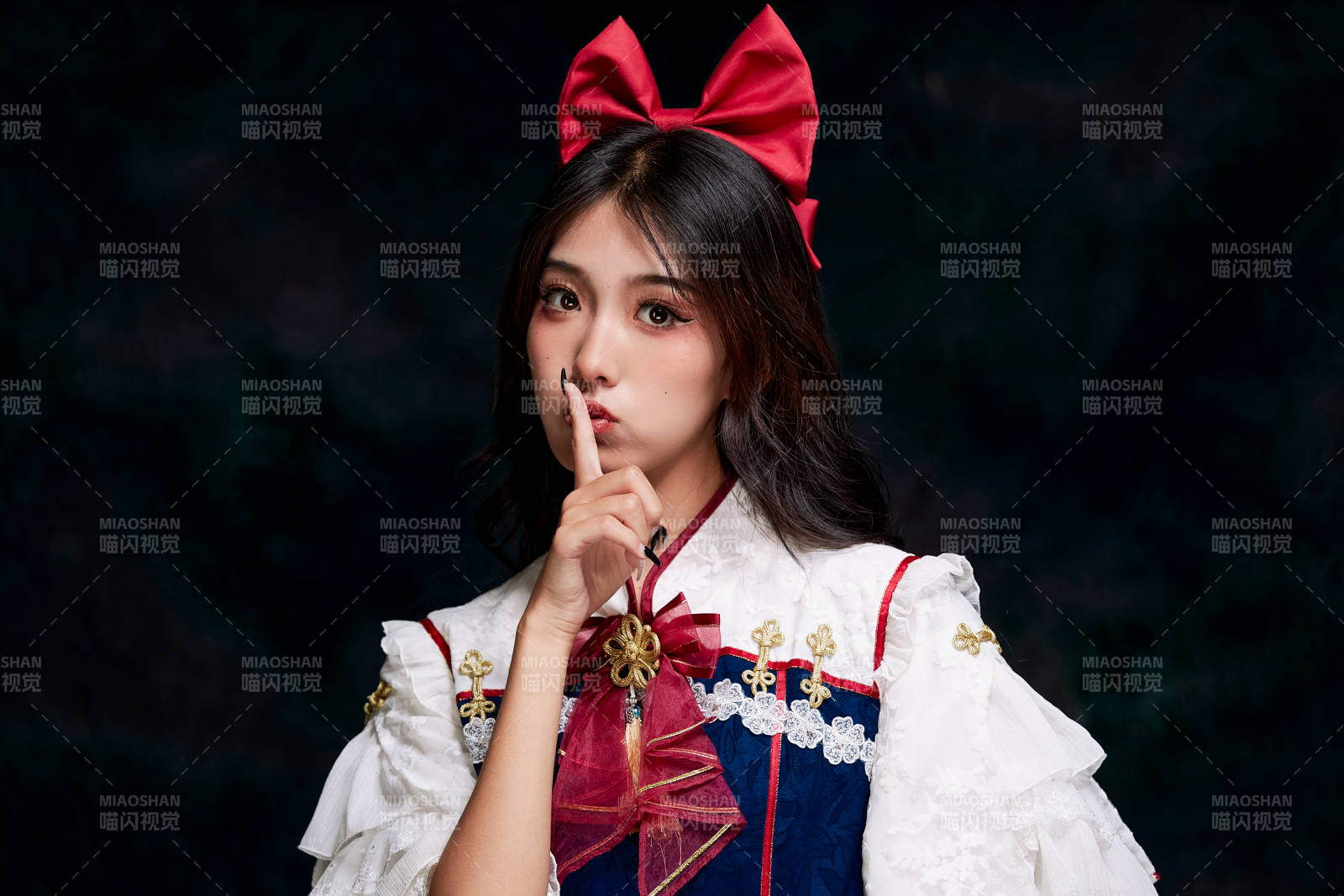 影棚内角色扮演白雪公主的少女洛丽塔图片