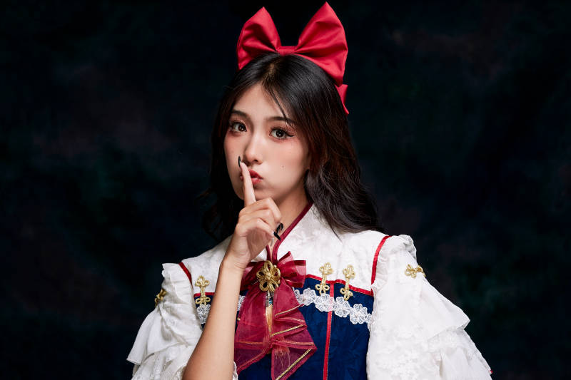 影棚内角色扮演白雪公主的少女洛丽塔图片