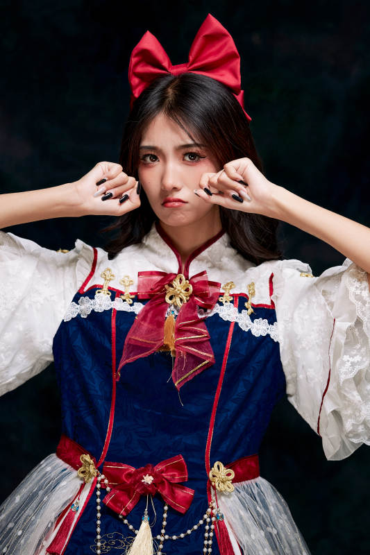 影棚内角色扮演白雪公主的少女洛丽塔图片