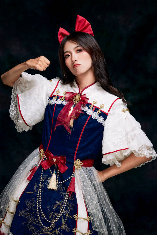 影棚内角色扮演白雪公主的少女洛丽塔图片