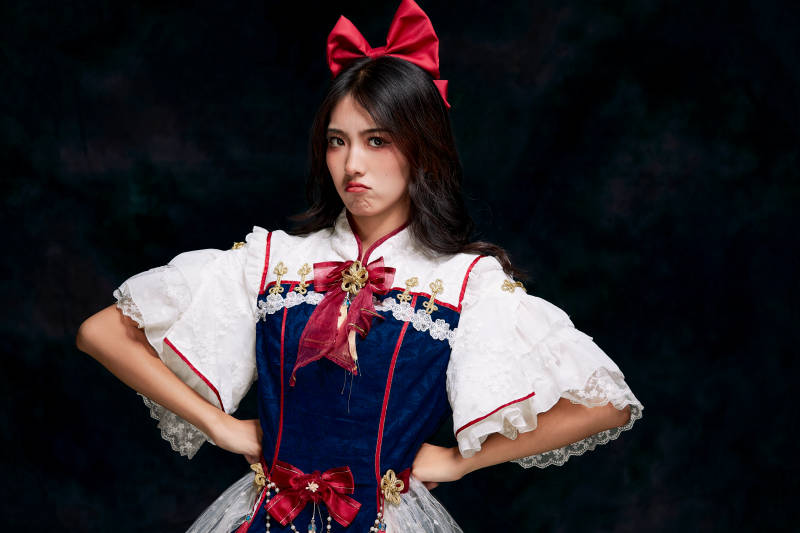 影棚内角色扮演白雪公主的少女洛丽塔图片