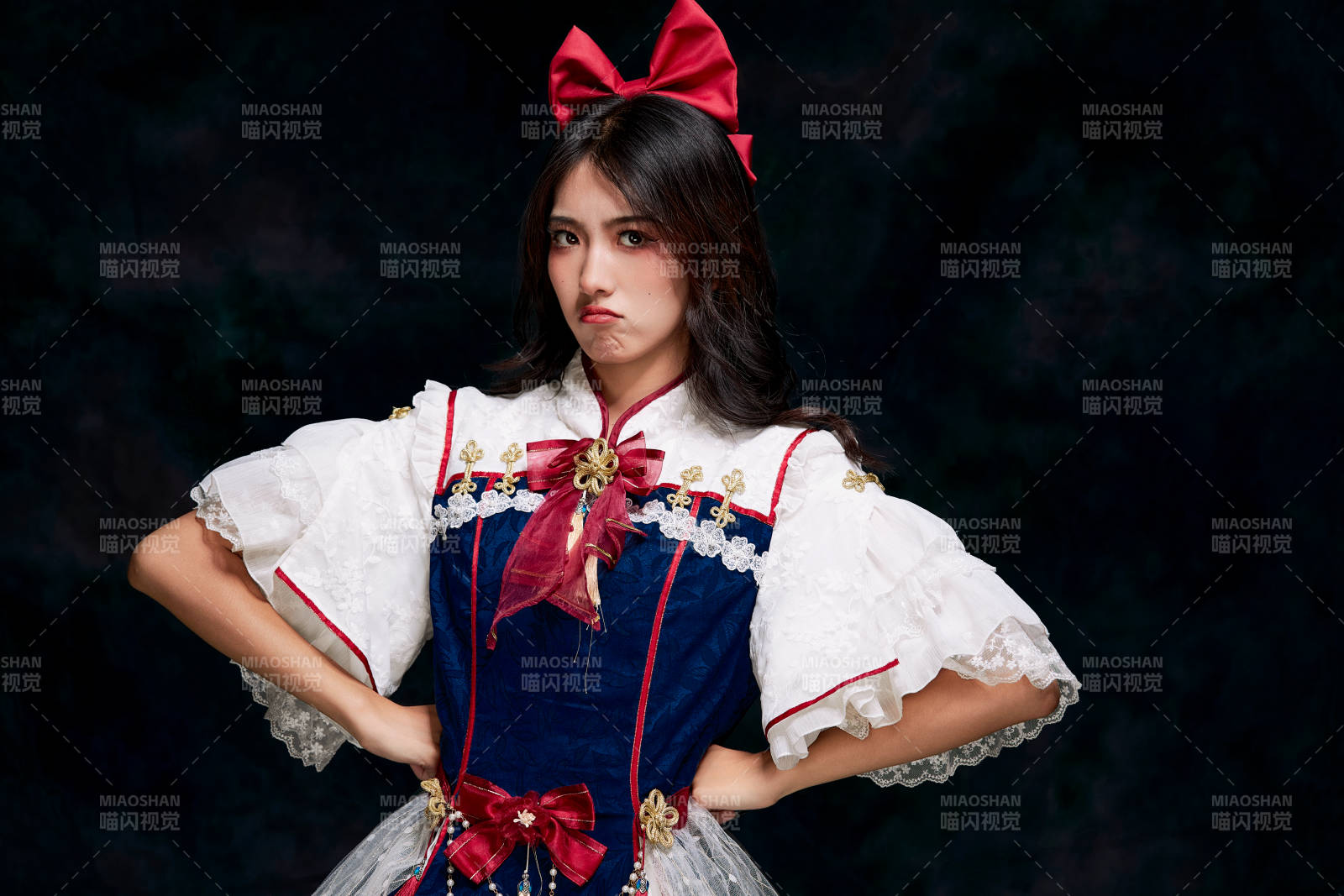 影棚内角色扮演白雪公主的少女洛丽塔图片