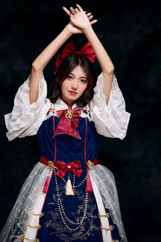 影棚内角色扮演白雪公主的少女洛丽塔图片