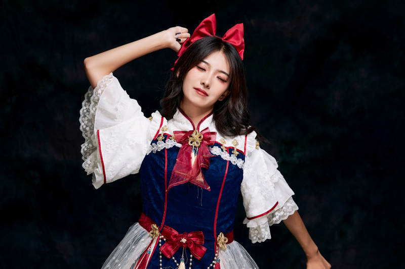 影棚内角色扮演白雪公主的少女洛丽塔图片