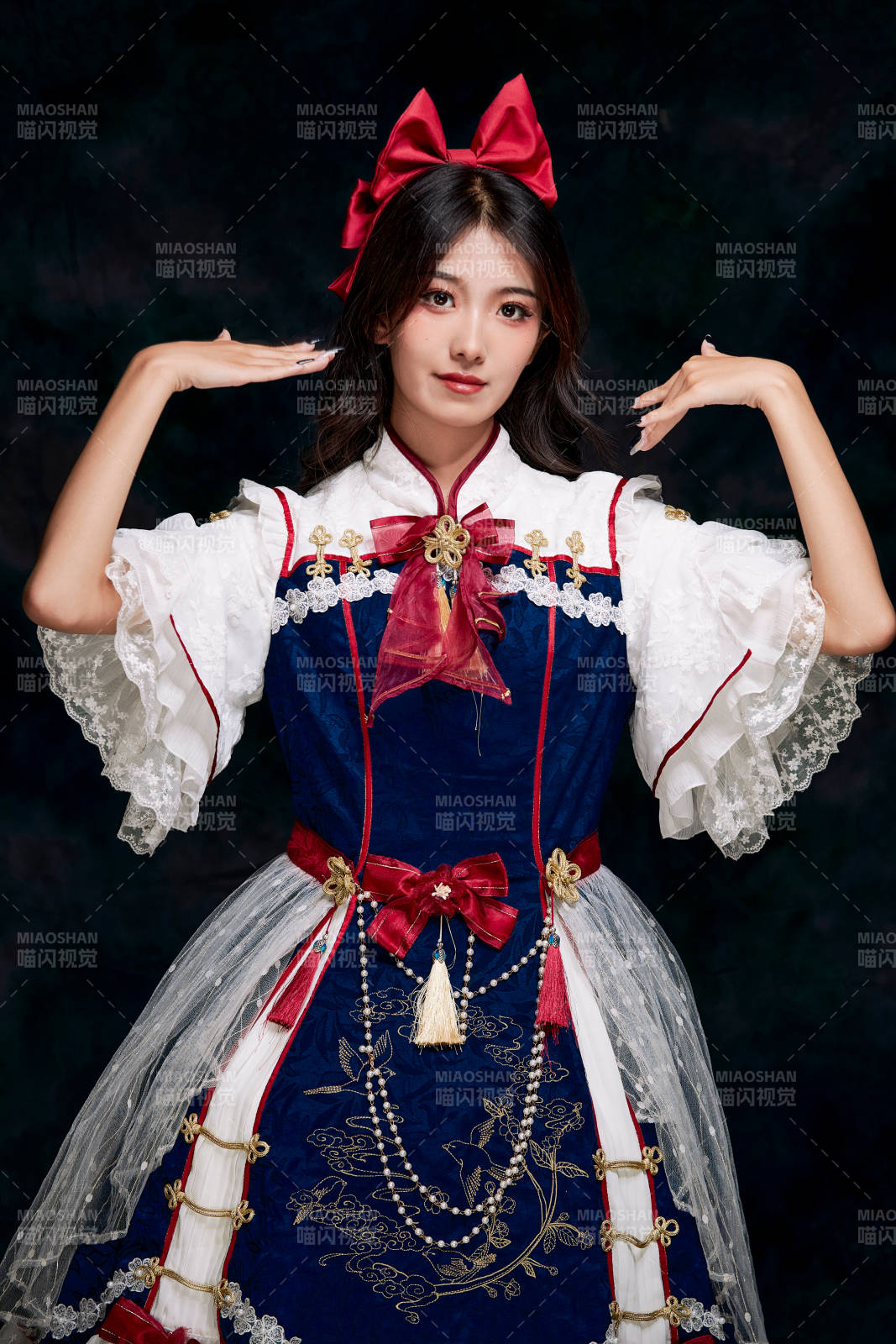 影棚内角色扮演白雪公主的少女洛丽塔图片