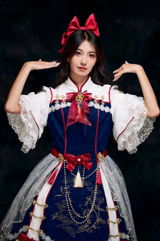 影棚内角色扮演白雪公主的少女洛丽塔图片