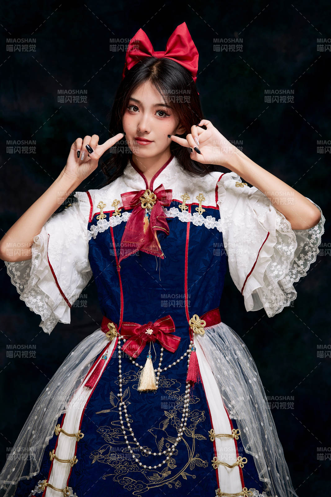 影棚内角色扮演白雪公主的少女洛丽塔图片