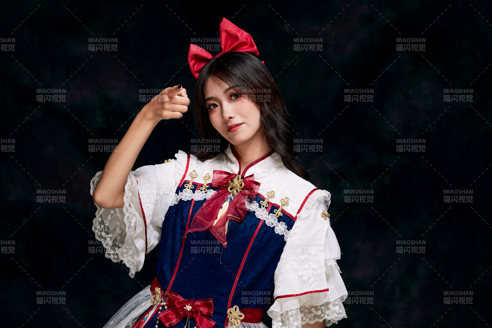 影棚内角色扮演白雪公主的少女洛丽塔图片