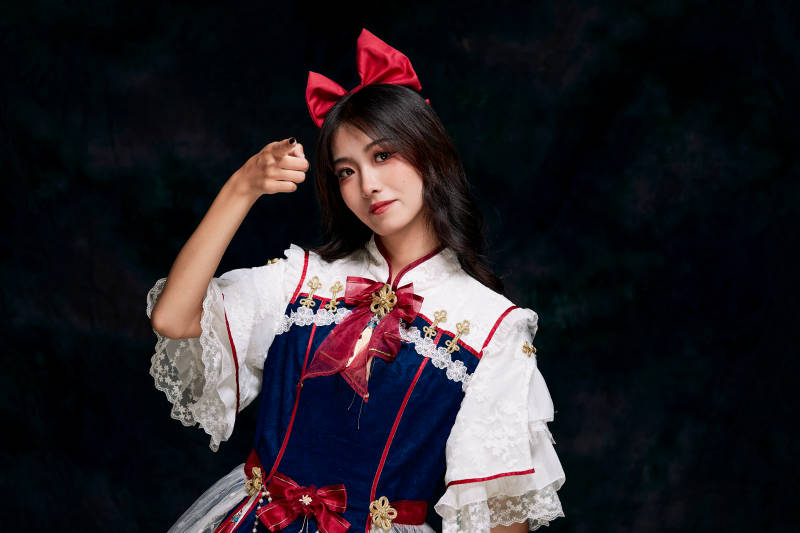 影棚内角色扮演白雪公主的少女洛丽塔图片