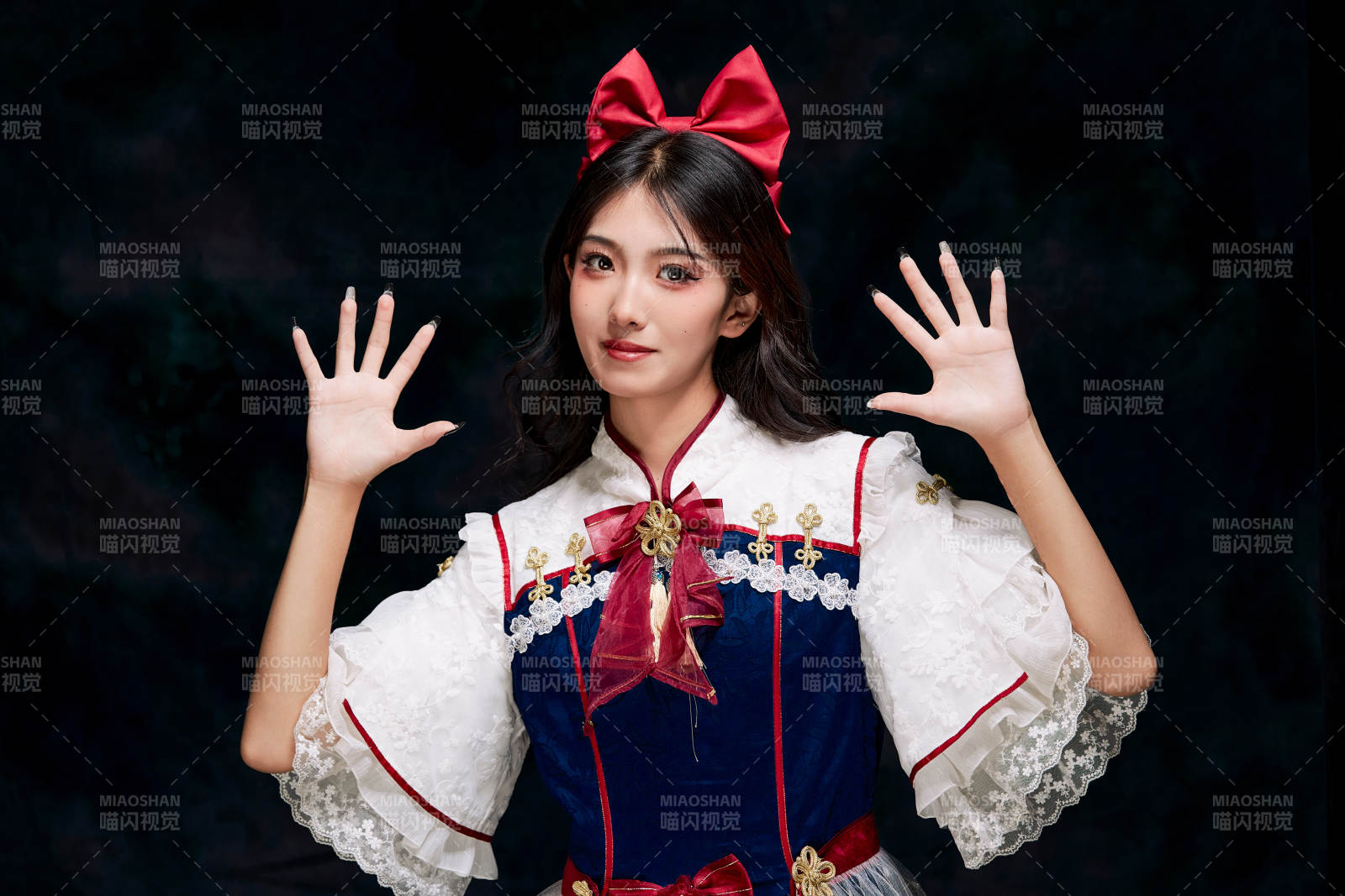 影棚内角色扮演白雪公主的少女洛丽塔图片