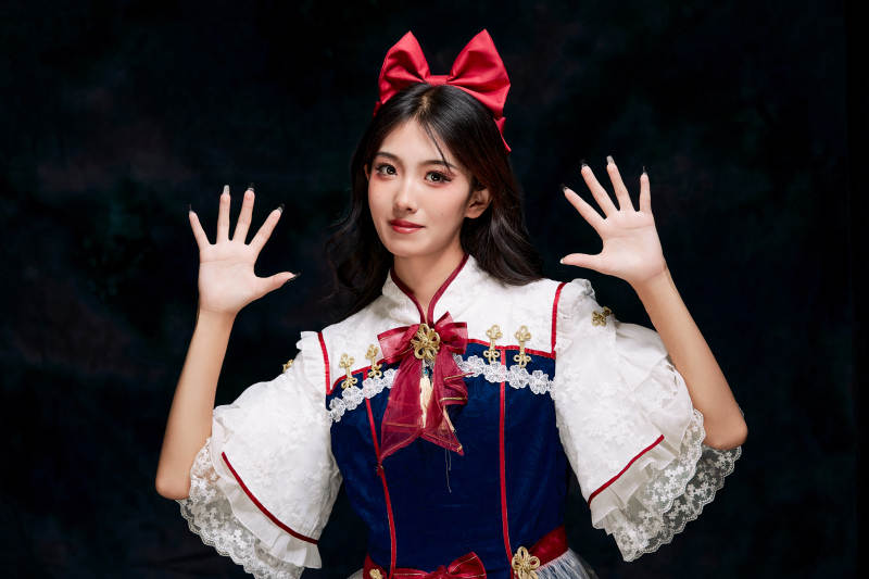 影棚内角色扮演白雪公主的少女洛丽塔图片