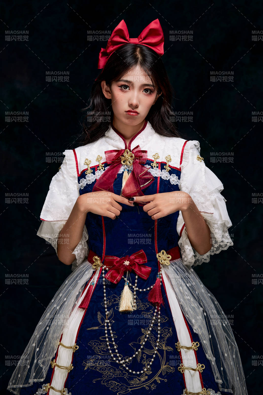 影棚内角色扮演白雪公主的少女洛丽塔图片