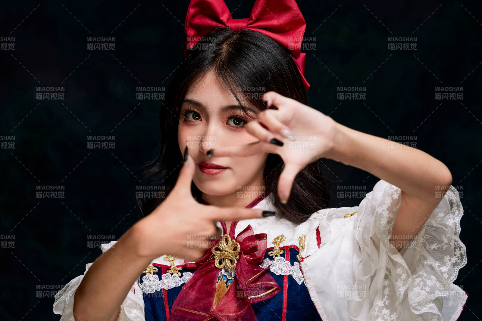 影棚内角色扮演白雪公主的少女洛丽塔图片