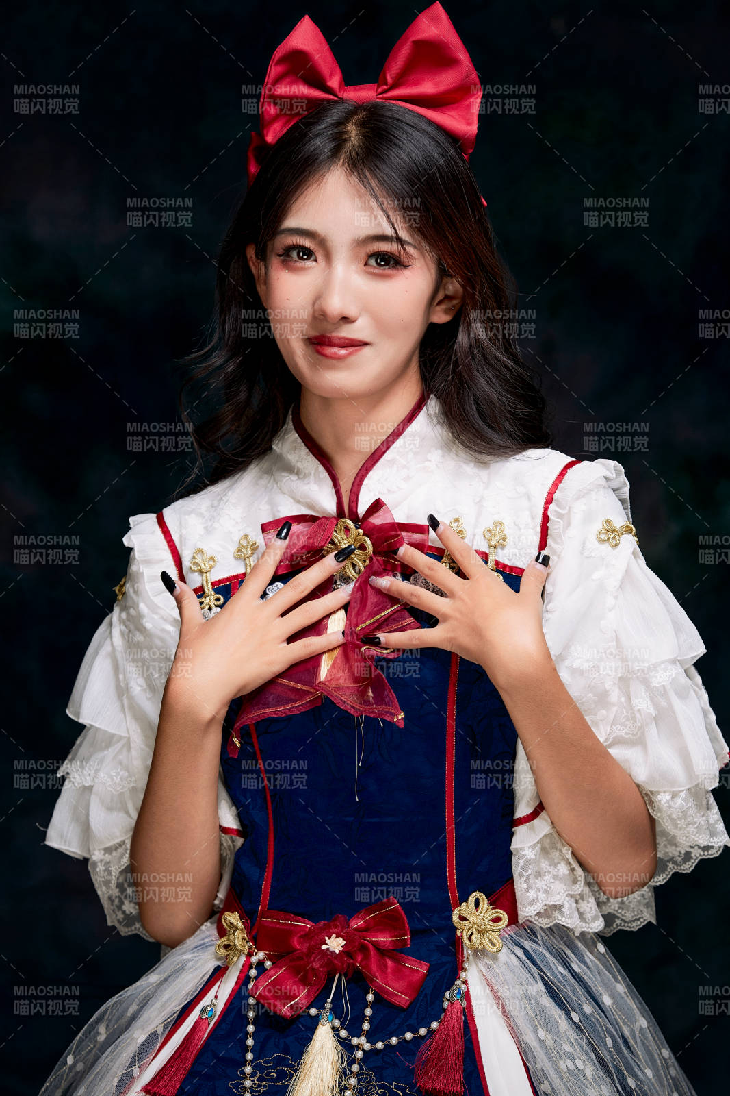 影棚内角色扮演白雪公主的少女洛丽塔图片