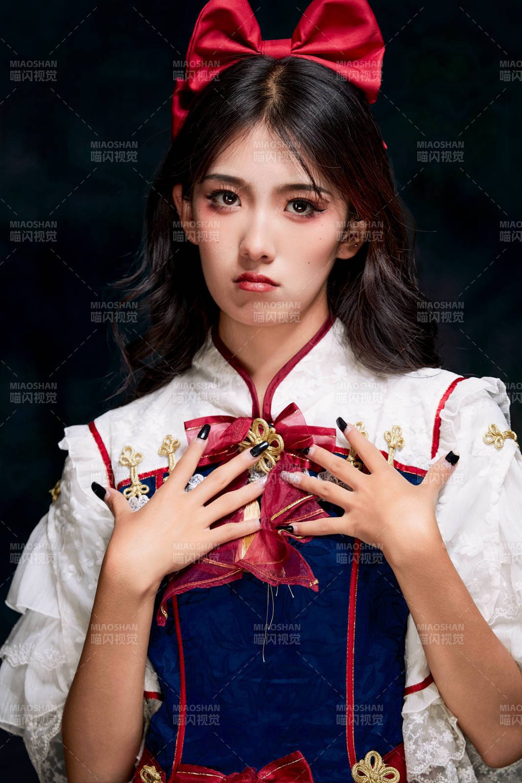 影棚内角色扮演白雪公主的少女洛丽塔图片