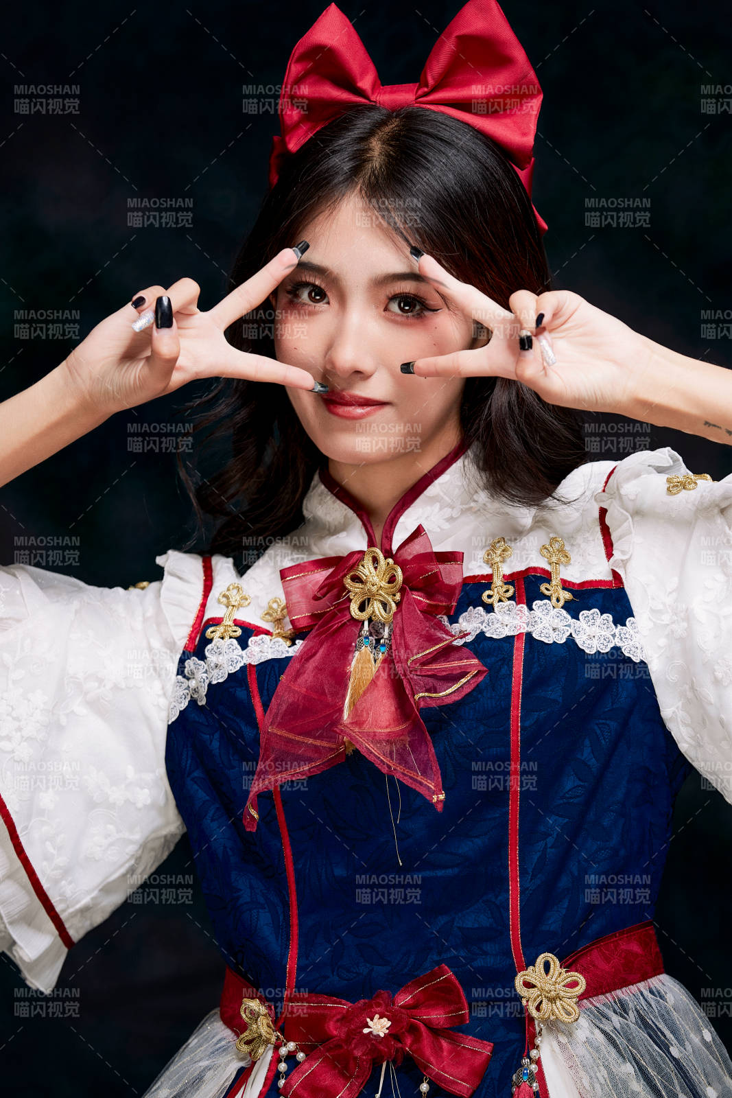 影棚内角色扮演白雪公主的少女洛丽塔图片