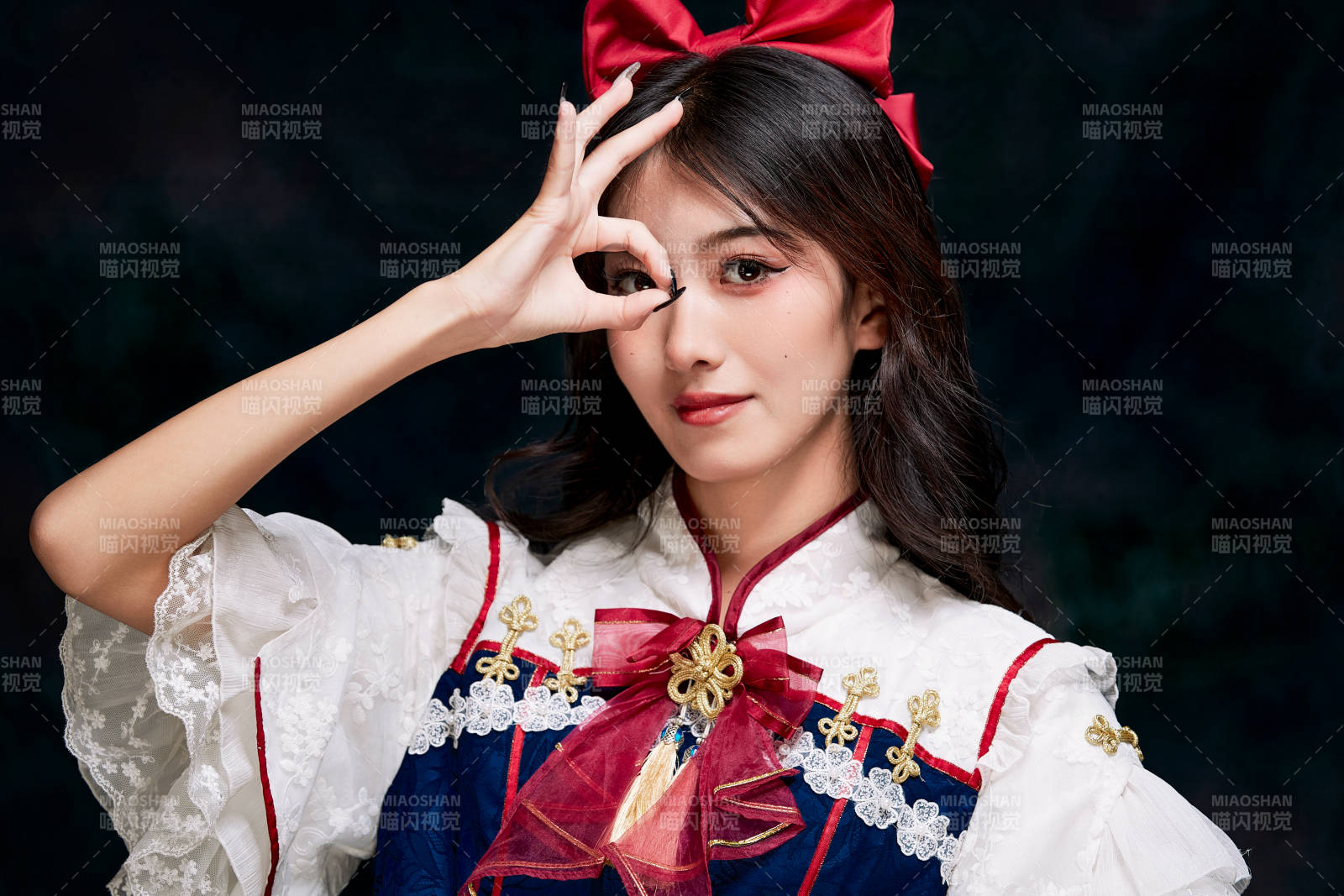 影棚内角色扮演白雪公主的少女洛丽塔图片