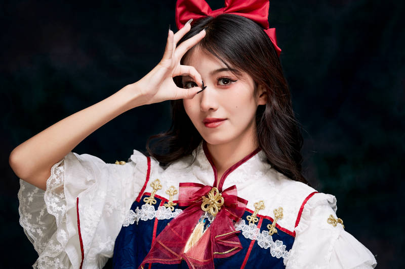 影棚内角色扮演白雪公主的少女洛丽塔图片