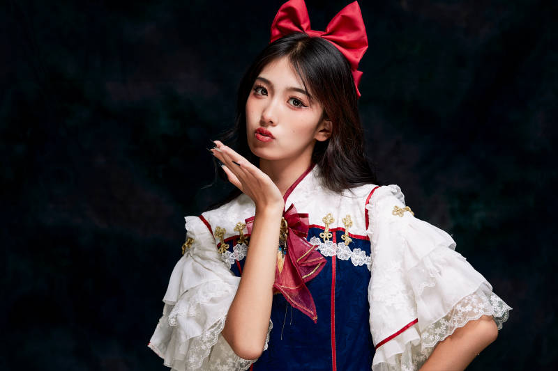 影棚内角色扮演白雪公主的少女洛丽塔图片