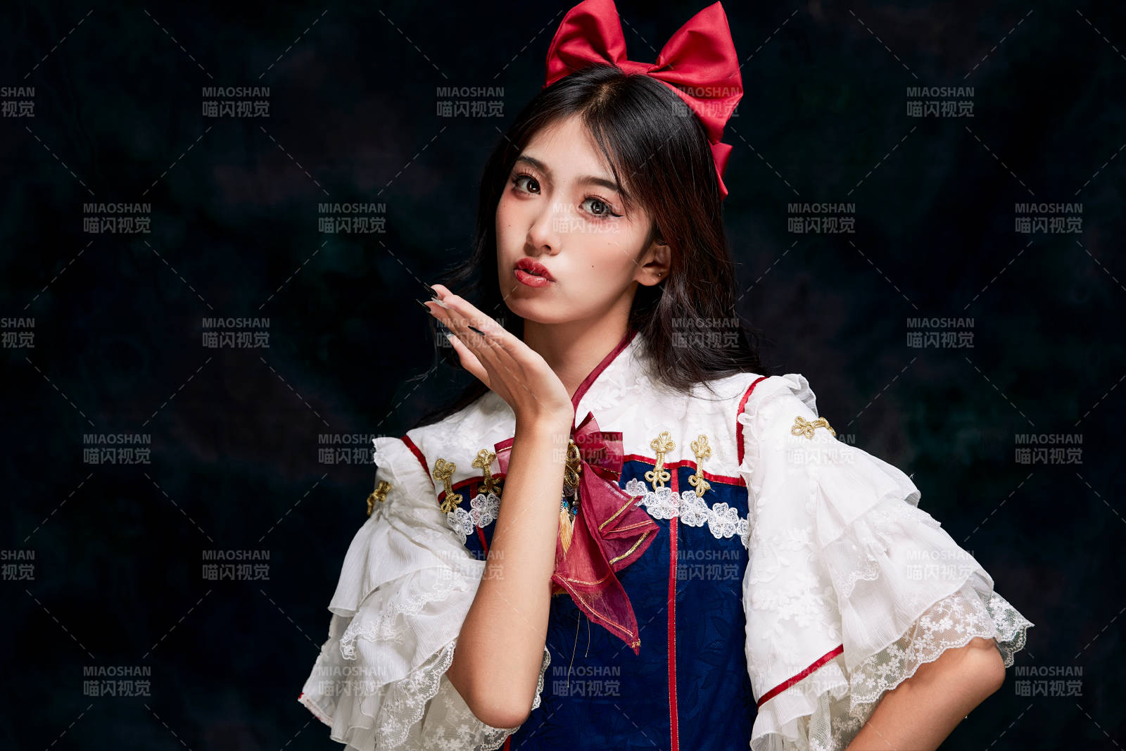 影棚内角色扮演白雪公主的少女洛丽塔图片