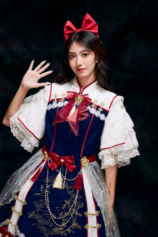 影棚内角色扮演白雪公主的少女洛丽塔图片