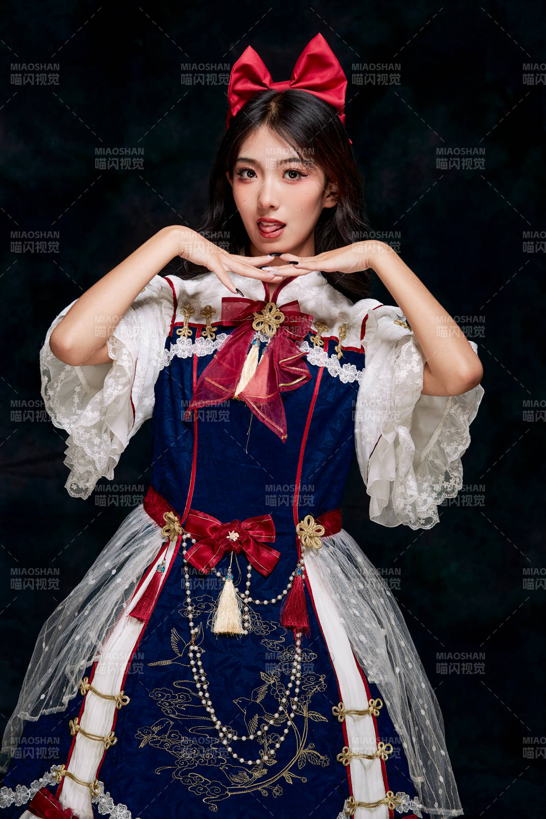 影棚内角色扮演白雪公主的少女洛丽塔图片