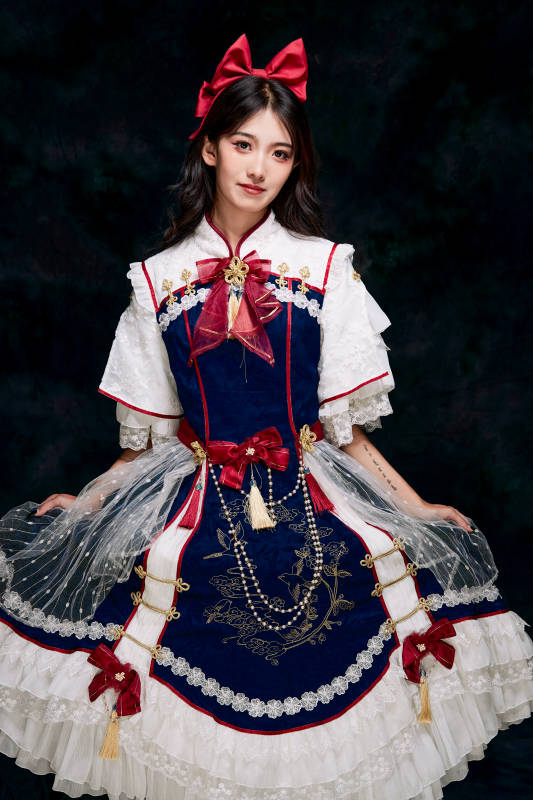 影棚内角色扮演白雪公主的少女洛丽塔图片