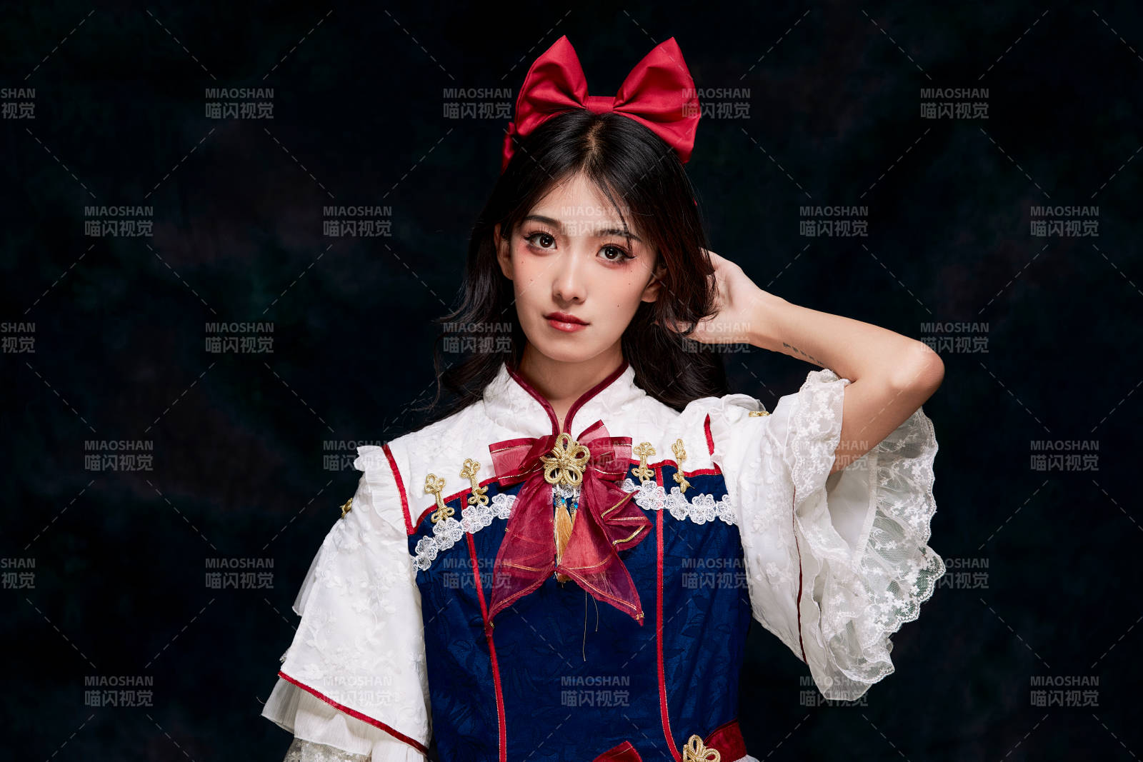 影棚内角色扮演白雪公主的少女洛丽塔图片