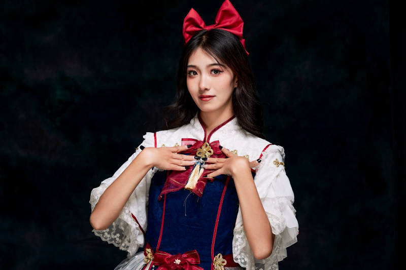 影棚内角色扮演白雪公主的少女洛丽塔图片