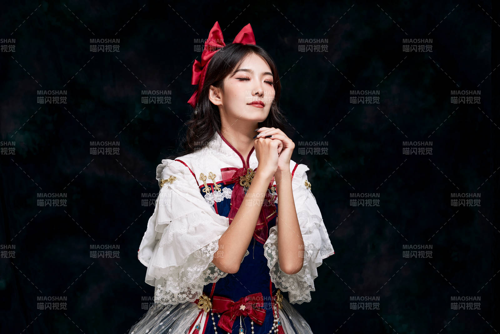 影棚内角色扮演白雪公主的少女洛丽塔图片