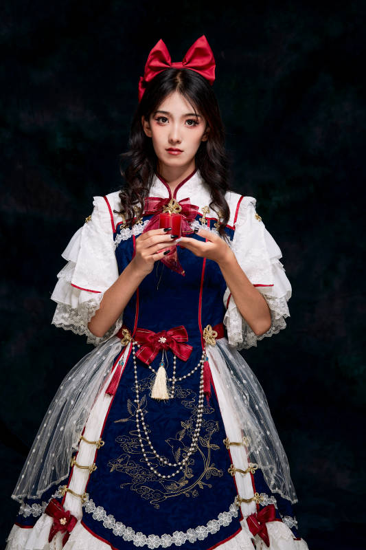 影棚内角色扮演白雪公主的少女洛丽塔图片