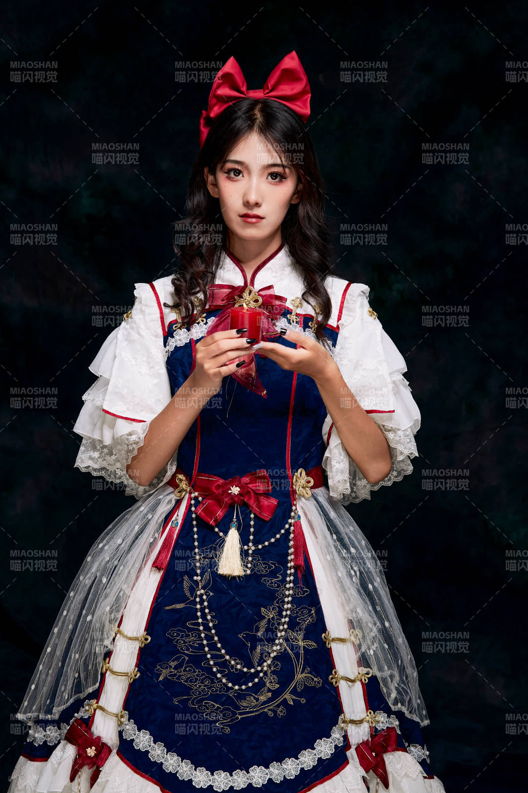 影棚内角色扮演白雪公主的少女洛丽塔图片