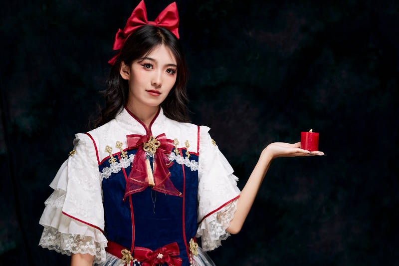 影棚内角色扮演白雪公主的少女洛丽塔图片