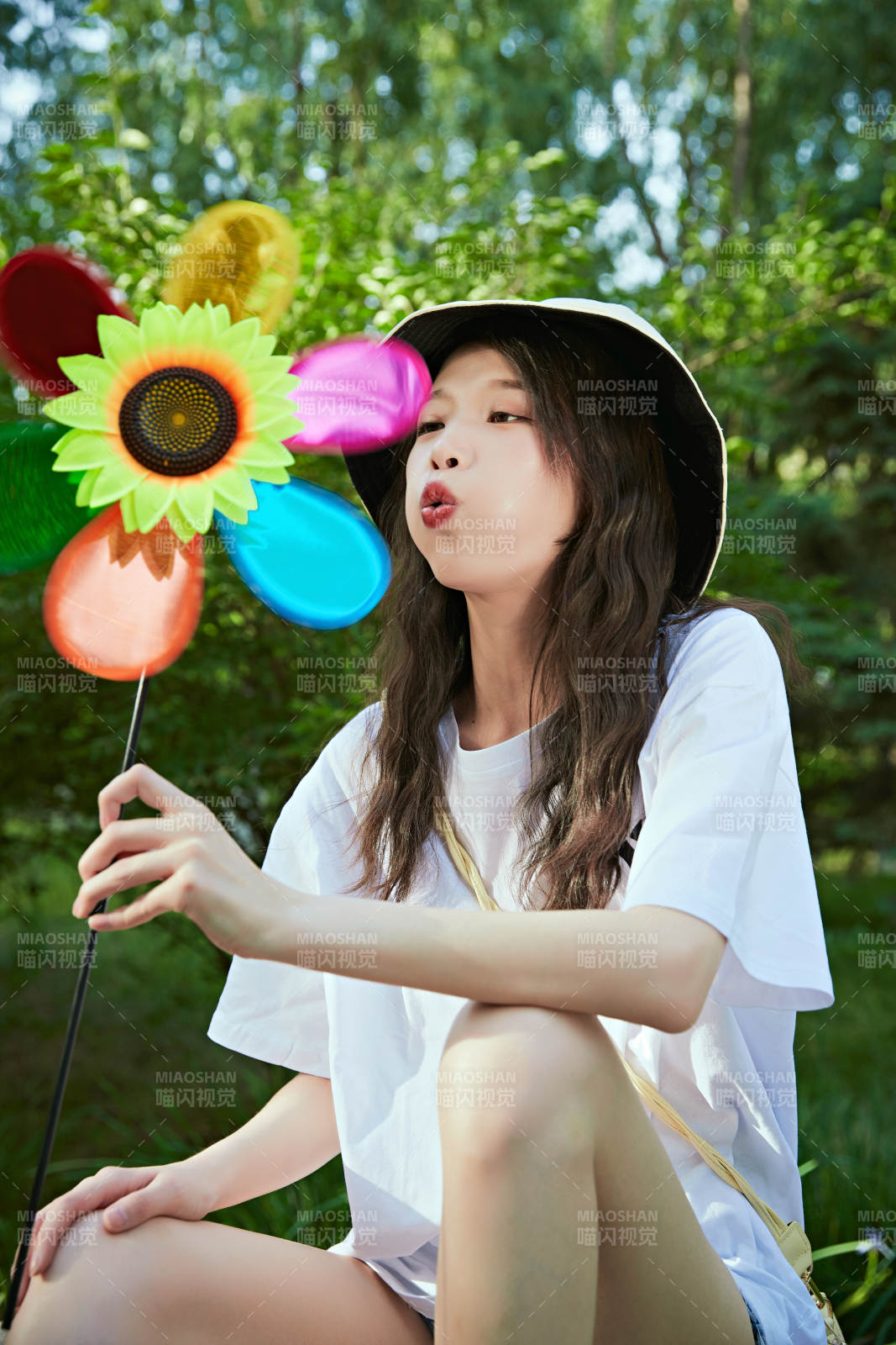 手拿彩色风车玩耍的亚洲少女图片