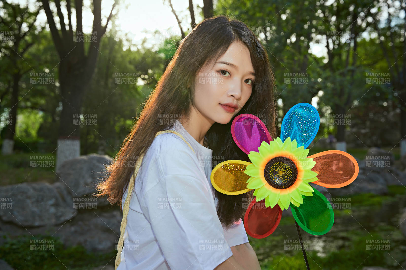 手拿彩色风车玩耍的亚洲少女图片