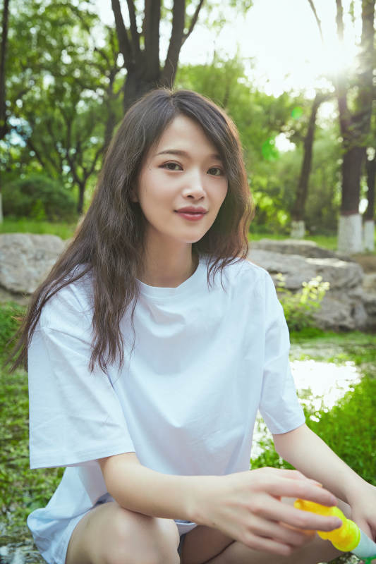 户外公园里玩吹泡泡的可爱亚洲少女图片