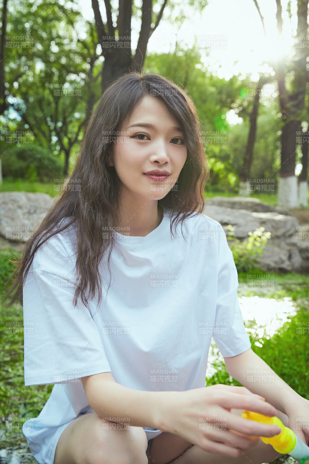 户外公园里玩吹泡泡的可爱亚洲少女图片