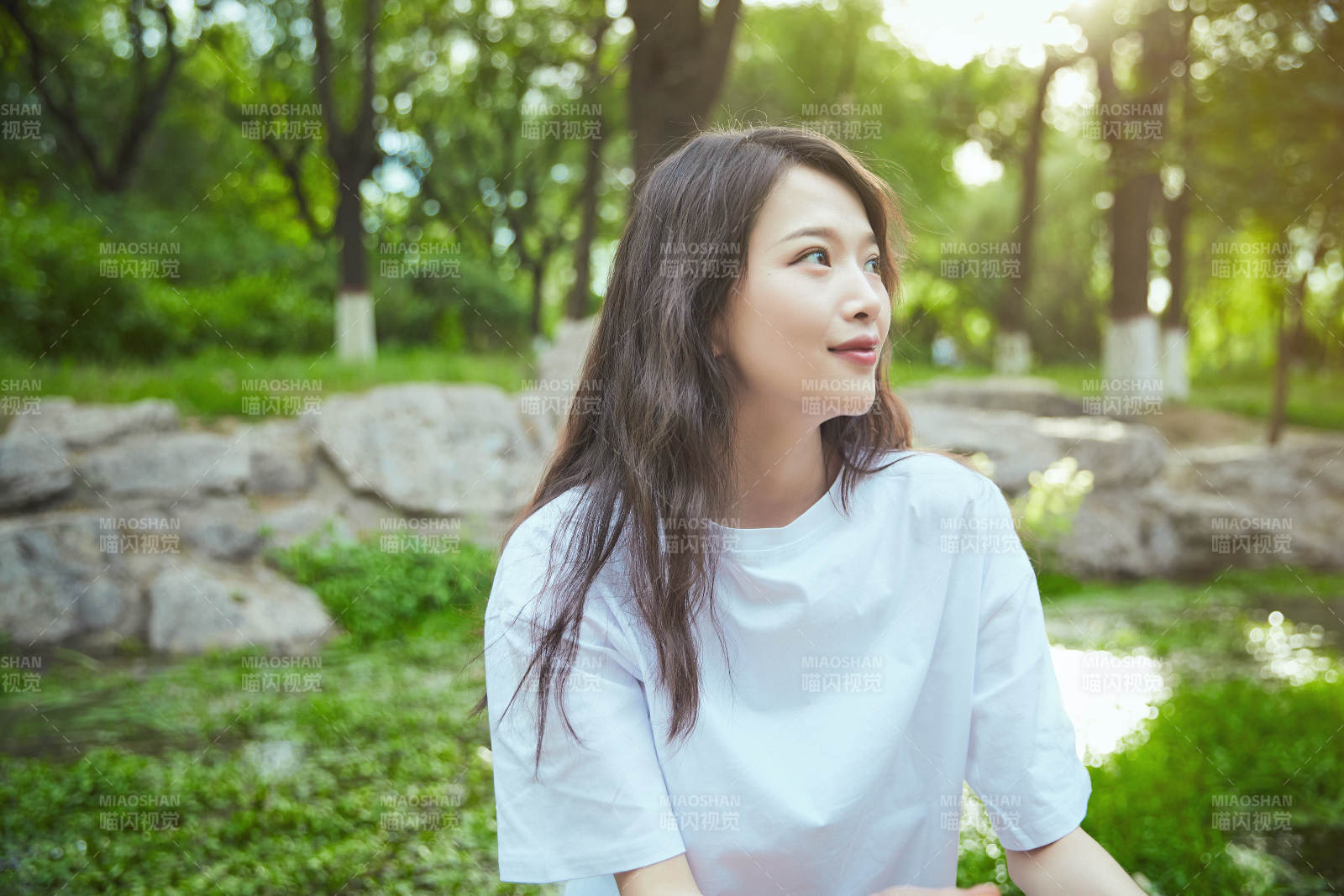 户外公园里玩吹泡泡的可爱亚洲少女图片