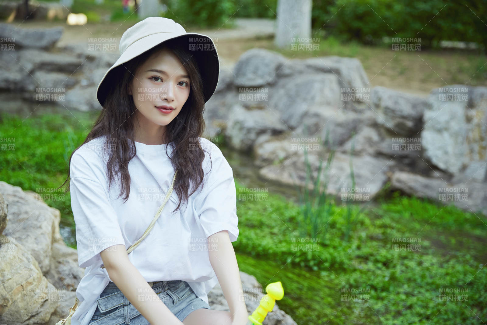 户外公园小溪旁悠闲惬意的亚洲少女图片